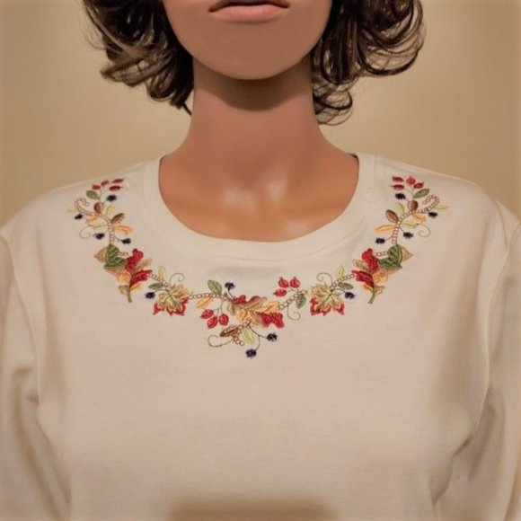 NIKKI Winter White Embroidered Multi Floral at below Neckline Top Size S NWT - Picture 2 of 5